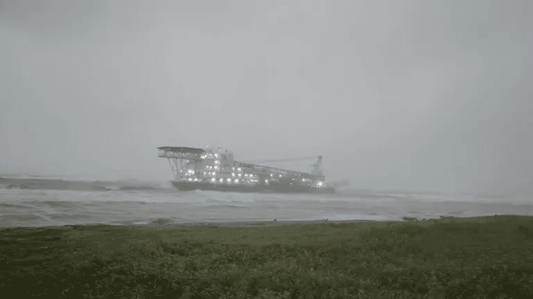 Embarcación Tog Mor encalla en Coatzacoalcos debido al mal clima