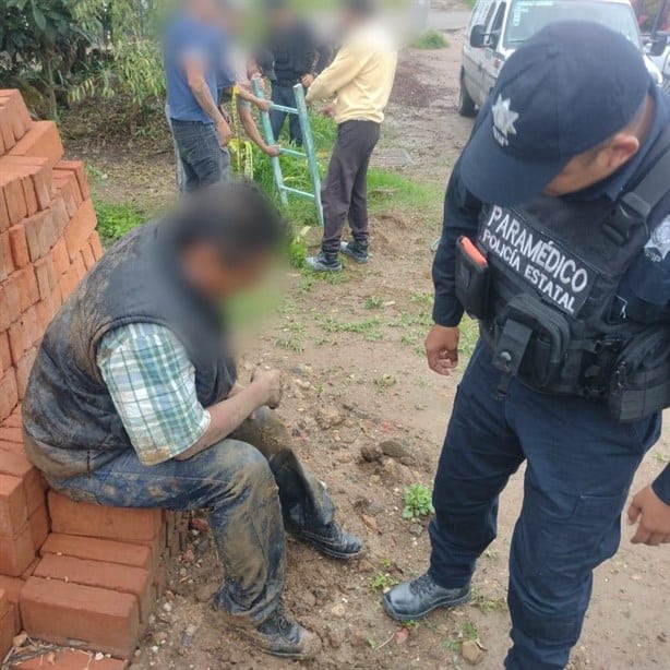 Elementos de SSP rescatan a hombre que cayó a una alcantarilla en Xalapa