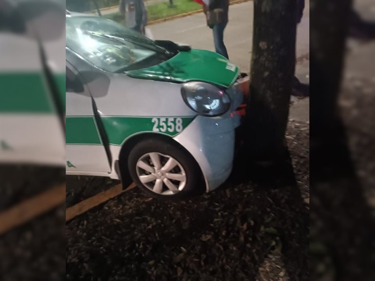 Taxista choca contra un árbol en Xalapa; se durmió al volante