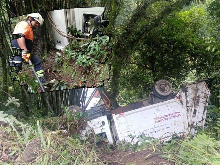 Camión de basura de Atoyac cae al fondo de un barranco en Ixtaczoquitlán