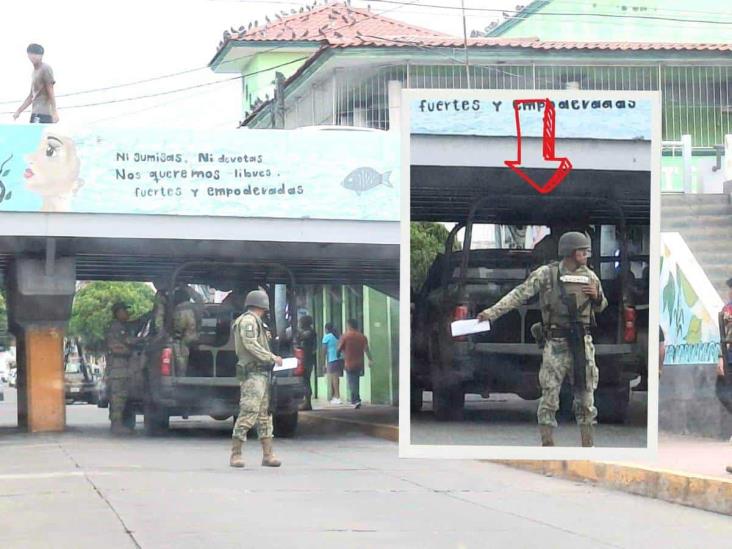 ¿De nuevo? Camioneta de Sedena queda atrapada bajo un puente en Martínez de la Torre