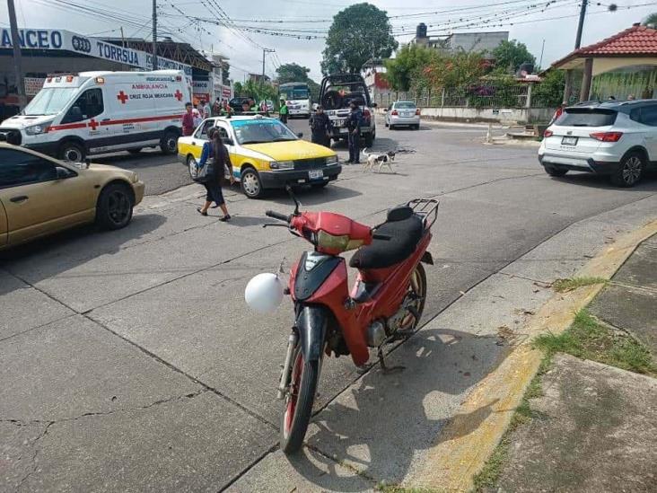 Una mujer herida, saldo de choque entre taxi y motocicleta en Córdoba