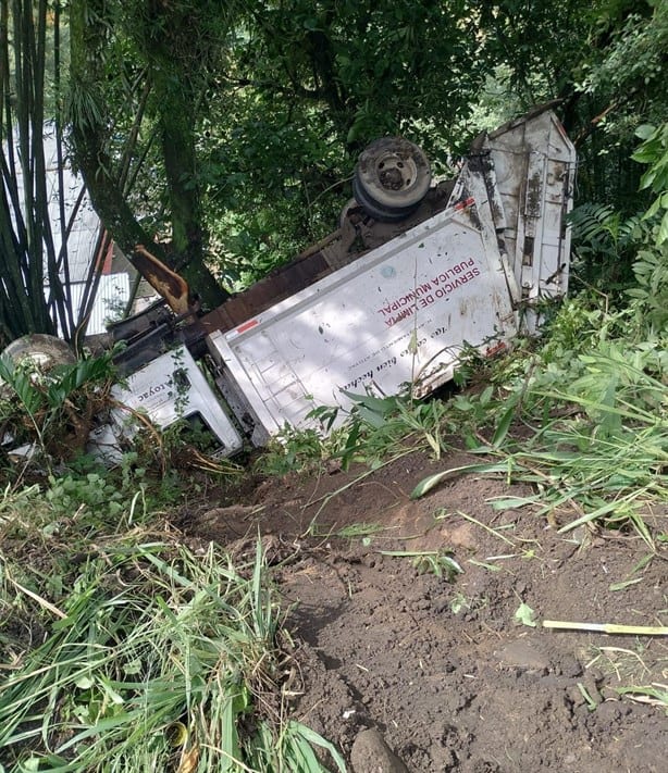 Camión de basura de Atoyac cae al fondo de un barranco en Ixtaczoquitlán