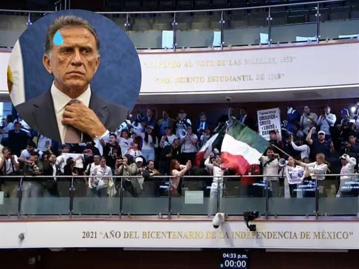 Yunes, traidor, claman los manifestantes en su irrupción al Senado