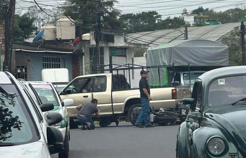 Tras accidente, motociclista queda atrapada bajo camioneta en Xalapa