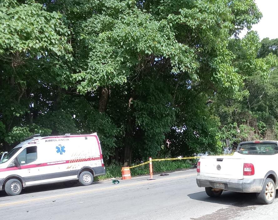 Motociclista fallece al derrapar y ser arrollado por un camión en Tierra Blanca