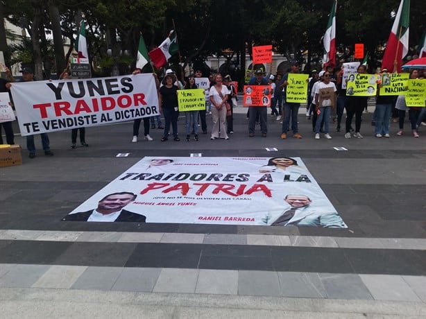 Se manifiestan trabajadores en Palacio Municipal de Veracruz por aprobación de Reforma Judicial | VIDEO