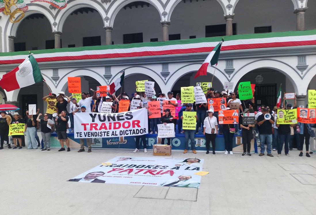 Se manifiestan trabajadores en Palacio Municipal de Veracruz por aprobación de Reforma Judicial | VIDEO