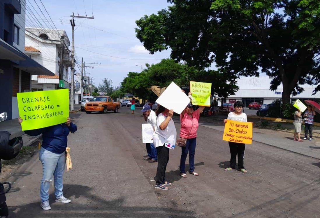 Vecinos bloquean calle en Boca del Río; exigen cambio de drenaje sanitario | VIDEO