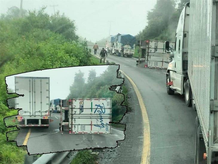 Por falla mecánica, vuelca tráiler mientras ascendía las Cumbres de Maltrata