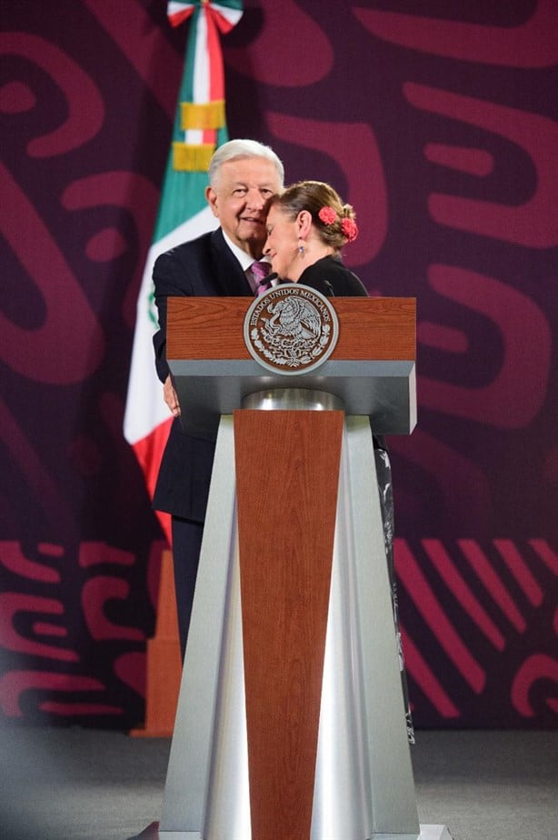 AMLO lleva a “La Mañanera” a su esposa, Beatriz Gutiérrez Müller para despedirse de los mexicanos