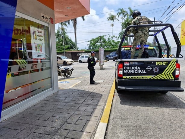 A plena luz del día, asaltan tienda 7/24 en el centro de Córdoba