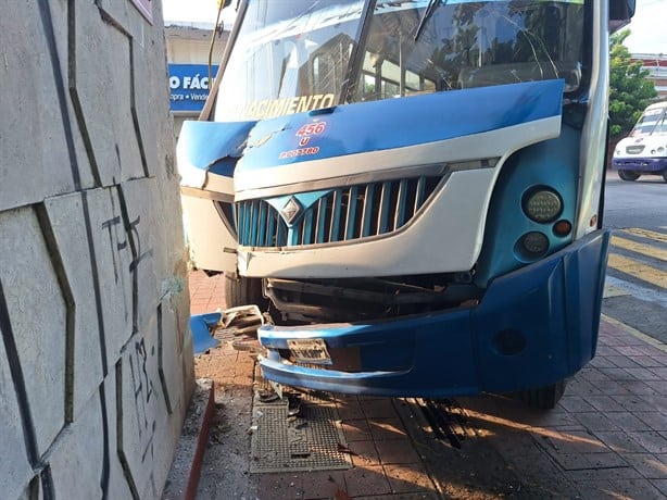 Camión urbano y automóvil provocan fuerte accidente en el centro de Veracruz