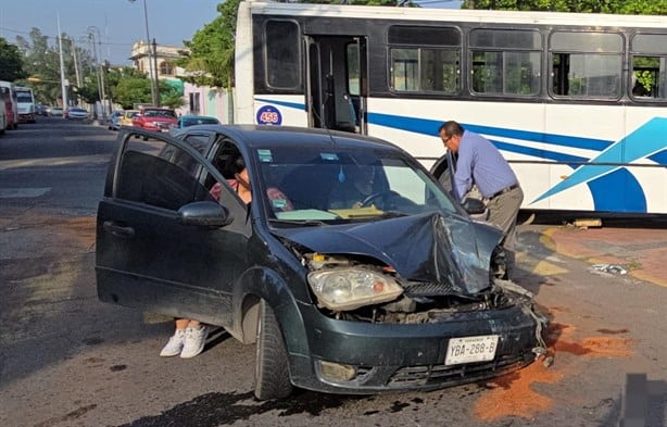 Camión urbano y automóvil provocan fuerte accidente en el centro de Veracruz