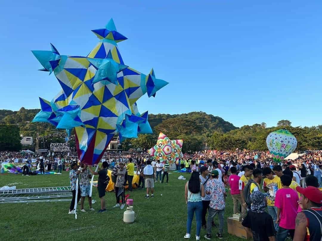 Inicia el Festival Internacional del Globo de Papel en San Andrés Tuxtla