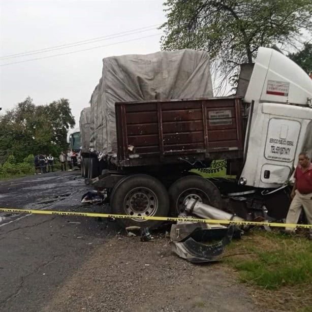 Fuerte accidente de tractocamiones bloquea paso de carretera a Tres Valles