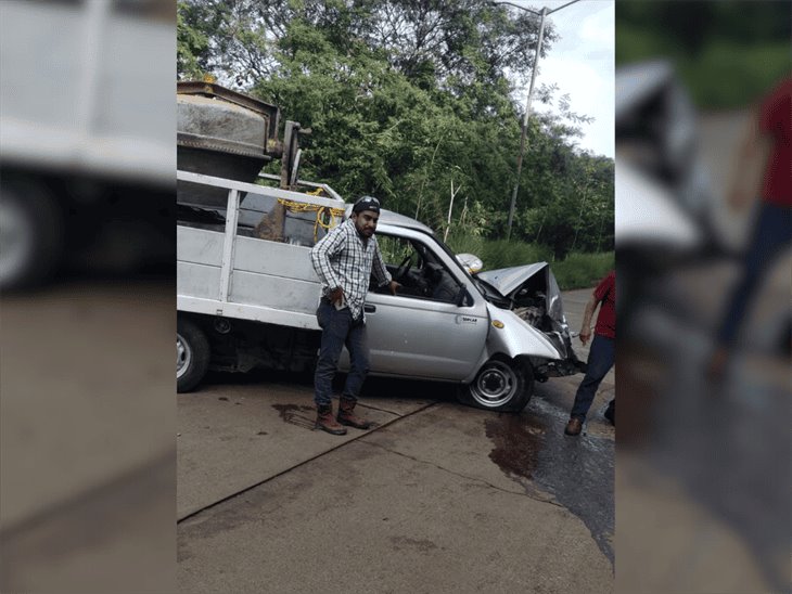 Camioneta se impacta contra poste en el Boulevard Yanga de Xalapa 