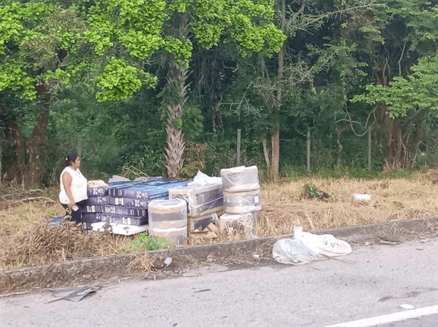 Tráiler volcado en la autopista La Tinaja-Cosamaloapan causa caos vial y rapiña