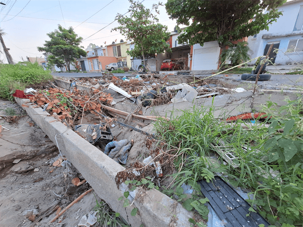 Vecinos de Lomas de Río Medio III piden atención urgente a socavón que sigue creciendo