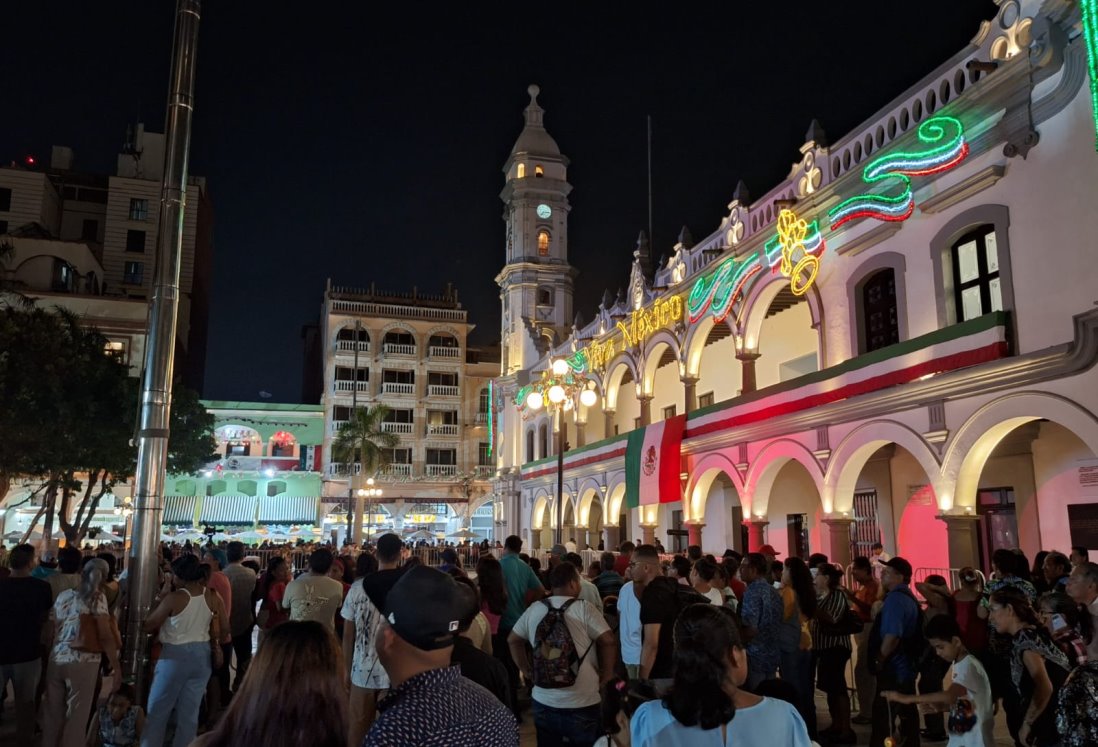 Gran ambiente en el Zócalo de Veracruz previo al concierto de Junior Klan por el Grito de Independencia