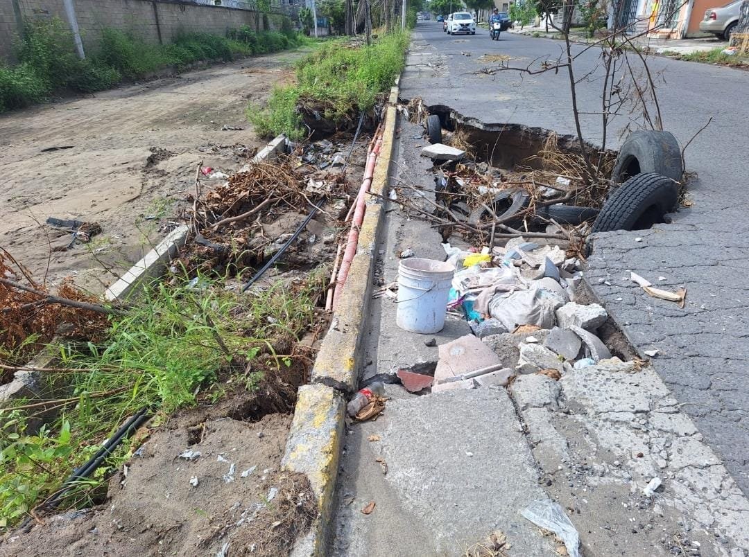 Vecinos de Lomas de Río Medio III piden atención urgente a socavón que sigue creciendo