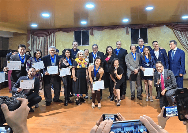 La locutora veracruzana Tamara Vargas recibió reconocimiento por sus 25 años de trabajo en la radio