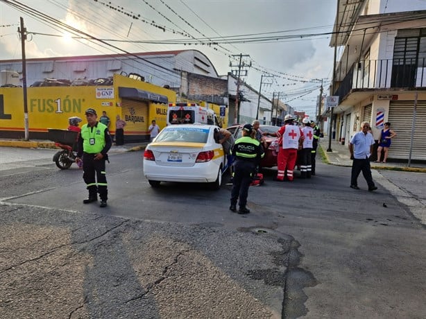 Aparatoso accidente entre taxi y vehículo en el centro de Córdoba