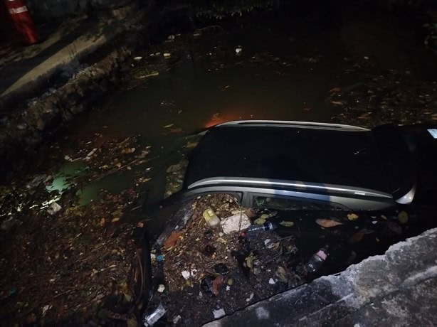 Automóvil cae a canal de aguas negras en el fraccionamiento Laguna Real, en Veracruz | FOTOS