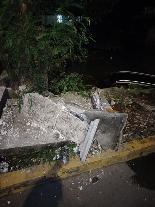 Automóvil cae a canal de aguas negras en el fraccionamiento Laguna Real, en Veracruz | FOTOS