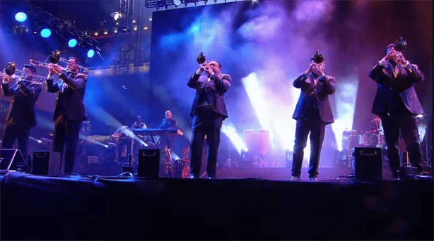 Banda MS pone a bailar al Zócalo en la noche del Grito de Independencia