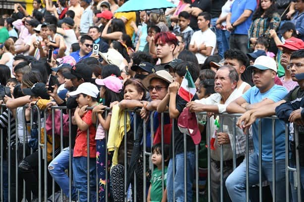 En Xalapa, fugaz desfile conmemorativo por el inicio de la Independencia de México