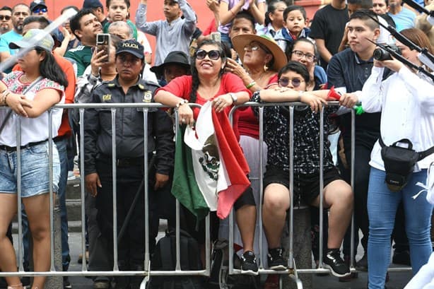 En Xalapa, fugaz desfile conmemorativo por el inicio de la Independencia de México