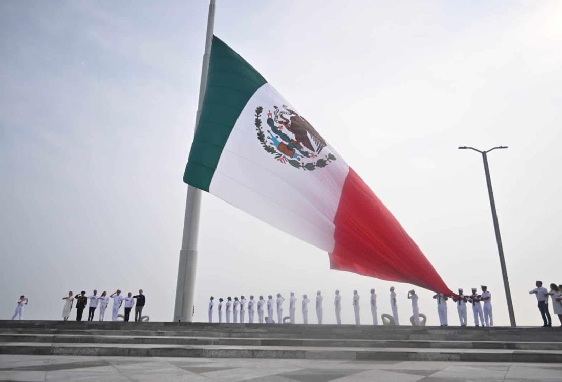 Preside Paty Lobeira el izado de la Bandera Monumental en la Plaza de la Soberanía