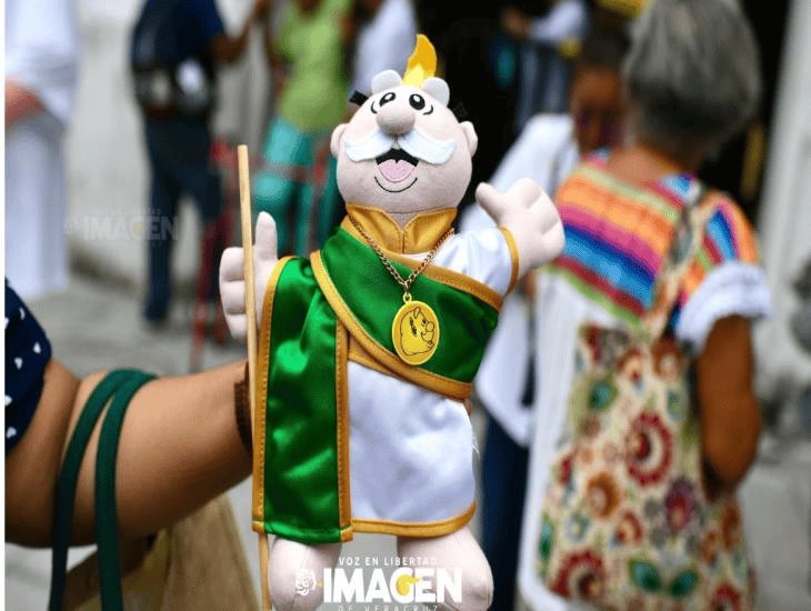 Llevan a bendecir peluche de Dr. Simi vestido de San Judas Tadeo en Veracruz