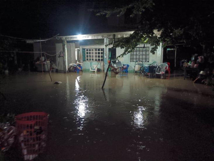 Fuertes lluvias también dejaron afectaciones en calles de Tihuatlán