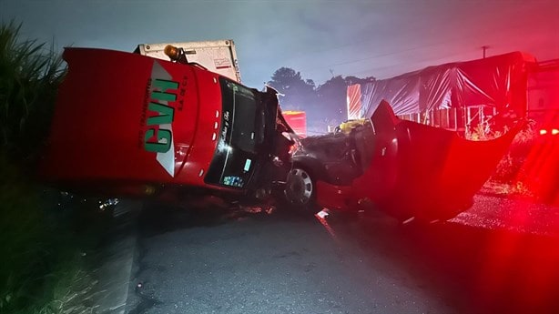 Tráileres ‘se dan un llegue’ sobre la autopista Puebla-Córdoba