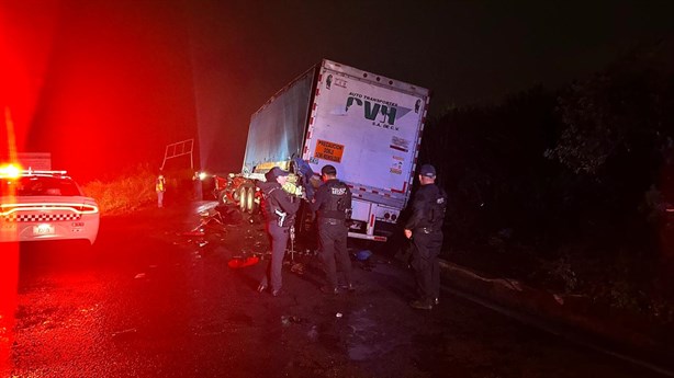 Tráileres ‘se dan un llegue’ sobre la autopista Puebla-Córdoba