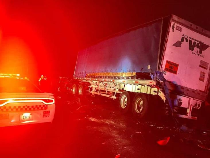 Tráileres ‘se dan un llegue’ sobre la autopista Puebla-Córdoba