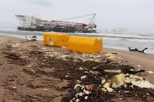 Embarcaciones de última generación buscan liberar barcaza Tog Mor en Coatzacoalcos