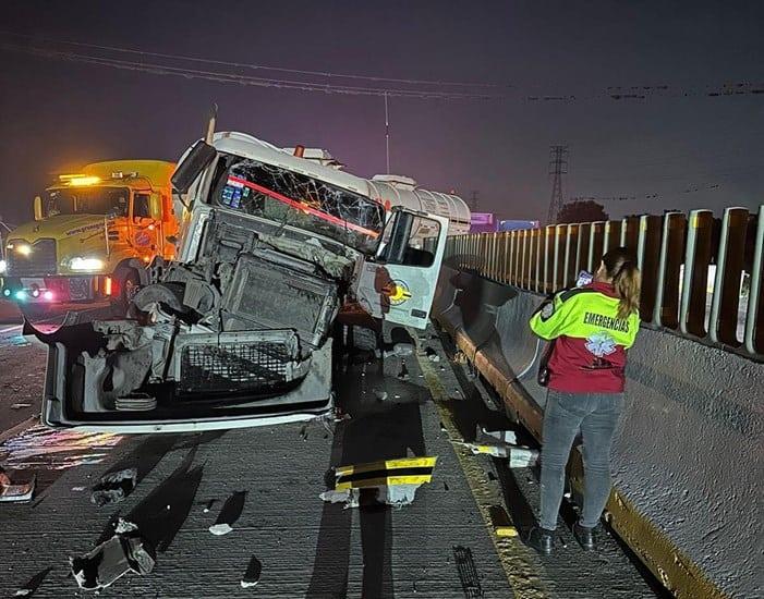 Tráiler doble pipa se accidenta en la autopista Córdoba-Veracruz; conductor resulta lesionado