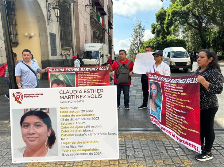 Familiares de Claudia Esther se manifiestan en Xalapa; desapareció en Poza Rica