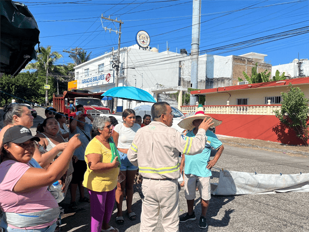 Vecinos de la colonia Flores Magón bloquean calles por fallas constantes en suministro eléctrico en Veracruz