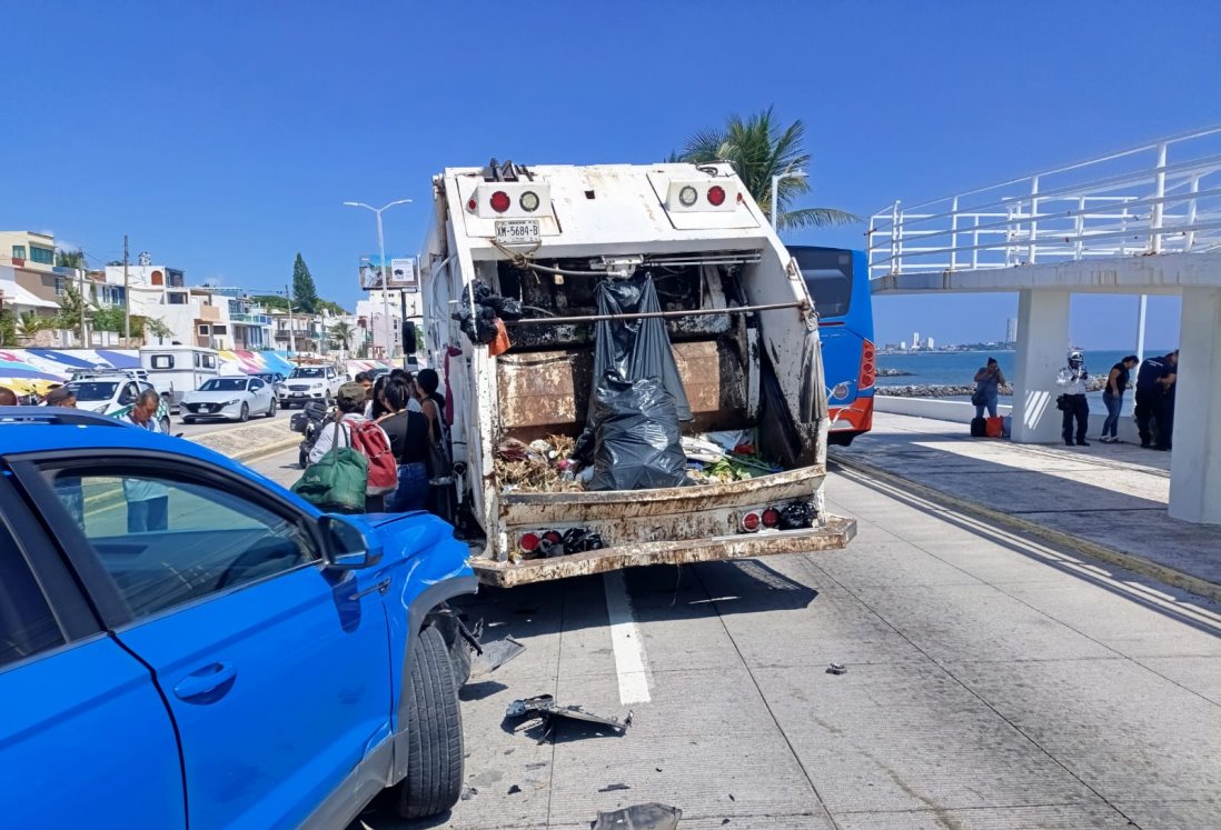 Carambola en Boca del Río deja cuantiosos daños materiales; involucrados autobús, camioneta y camión de basura