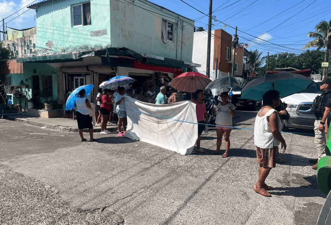 Vecinos de la colonia Flores Magón bloquean calles por fallas constantes en suministro eléctrico en Veracruz