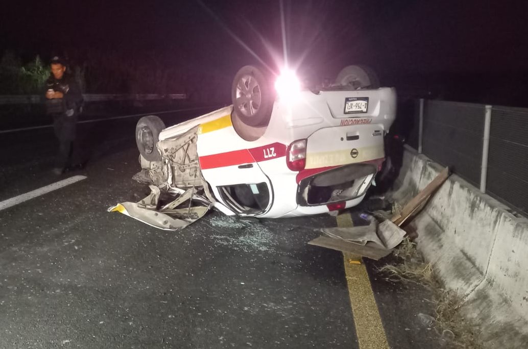 Aparatosa volcadura de taxi en la carretera Xalapa-Veracruz deja cuantiosos daños