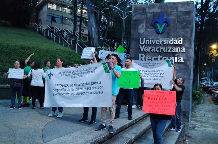 Trabajadores de la UV exigen transparencia en asignación de plazas