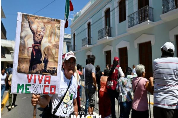 Simpatizantes de AMLO lo reciben a su llegada a Veracruz para inaugurar la casa muse Benito Juárez