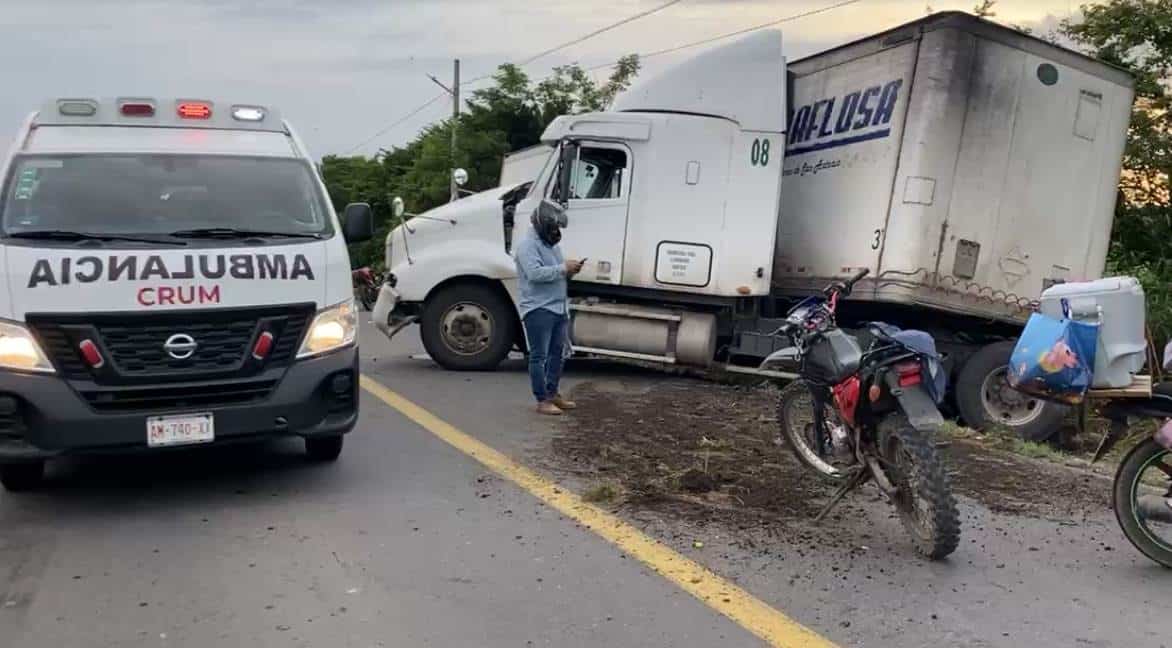 Tráiler impacta camioneta en Cosamaloapan; joven está grave