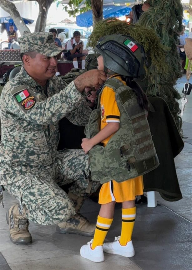 Exposición militar sorprende a pozarricenses